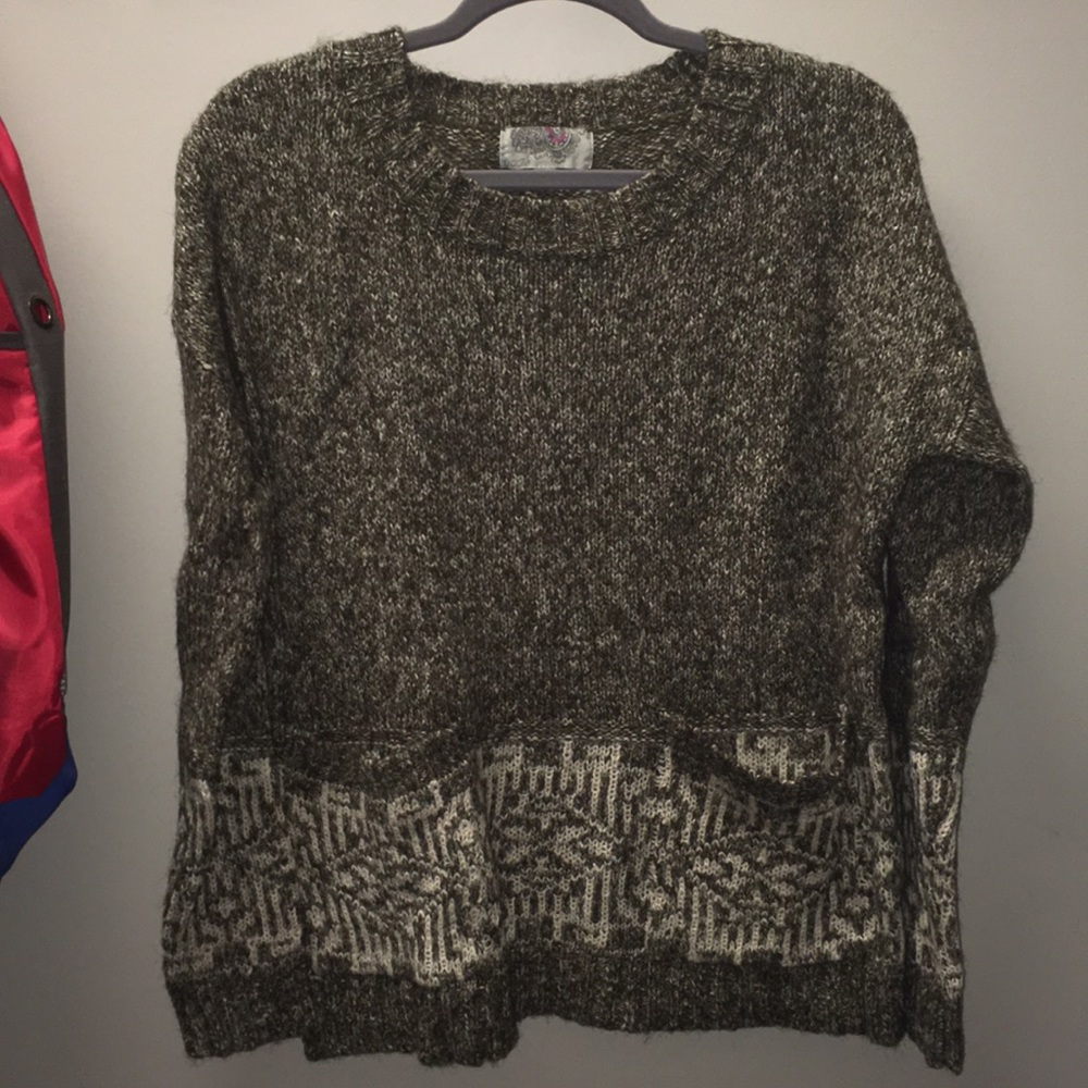 Green sweater with front pockets